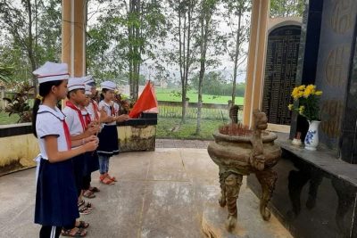 Liên đội trường Tiểu học Hành Tín Tây viếng nghĩa trang liệt sĩ nhân dịp tết Tân Sửu